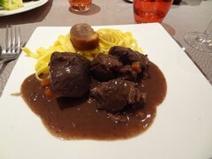 ディジョン料理・牛肉の赤ワイン煮.jpg