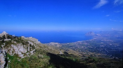 Erice02 エリチェ山から地中海を望む.jpg