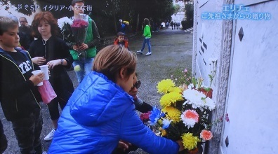 Erice21 菊の花を供えるサーラ.jpg