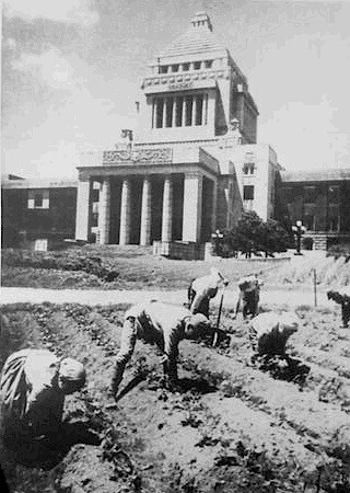 Japanese_diet_outside_Kokkaigijido-1946（Wikimedia）.jpg